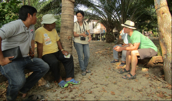 Informal exchange of information with Bang Non Mee Lam, local conservation leader of Klang Island, Krabi.