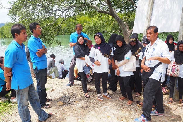 Discussion between communities on mangrove conservation & restoration.