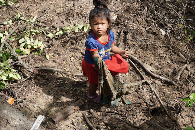 Even the smallest residents of Ta-Sanook involved themselves in the clean-up. 